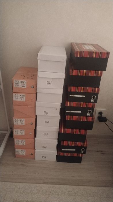 Продам новые кроссовки, разные