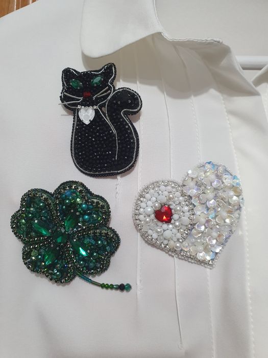 BROȘĂ INIMĂ din flori și mărgele