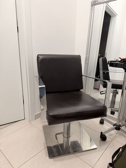 Scaun negru din piele naturala pentru coafor sau frizerie