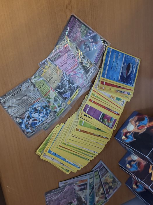 Кутиика с Pokemon карти 100 броя