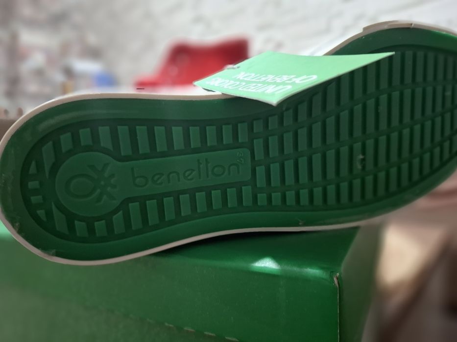 Червени кецове на Benetton