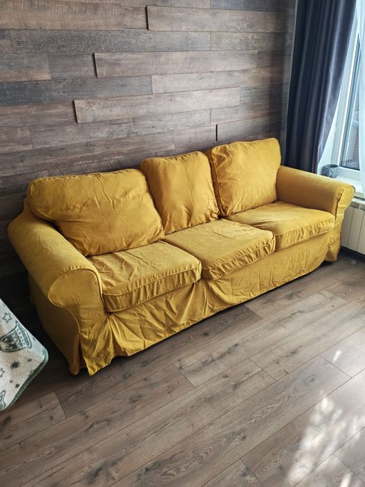 Триместен икейски диван