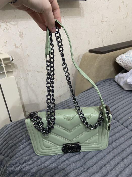 маленькая сумка-кроссбоди в стиле Chanel