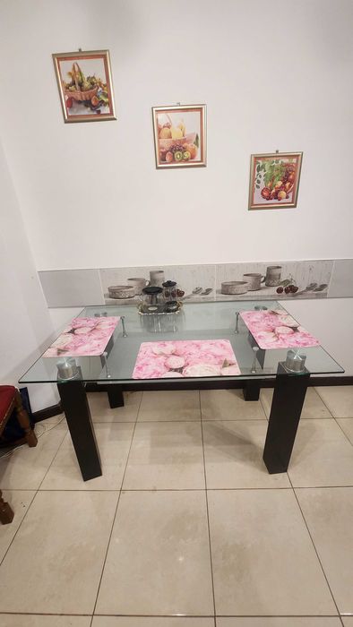 Vând 2 mese din sticla