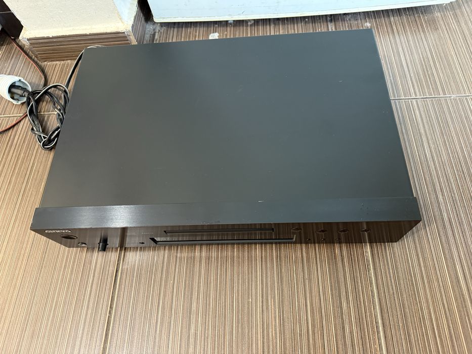 Onkyo C-7030 качествен CD Player