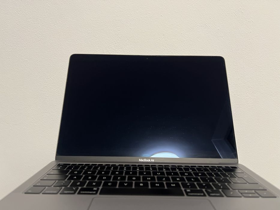 Macbook air 13’in stare foarte buna….