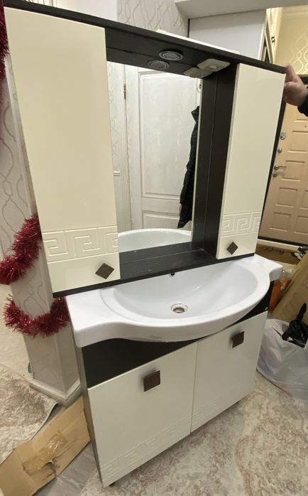 Комплект для ванной- тумба, раковина, гкаф-зеркало