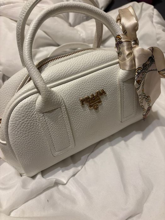 Geanta alba, cu esarfa