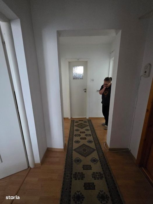 De vanzare apartament  3 camere și balcon plus boxa si loc de parcare
