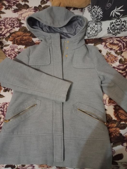 Продам на девочку верхнию одежду