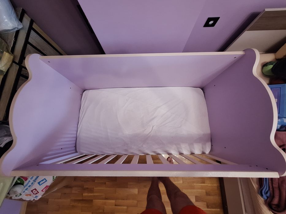 Продавам нежна, розова детска дървена кошара за момиче