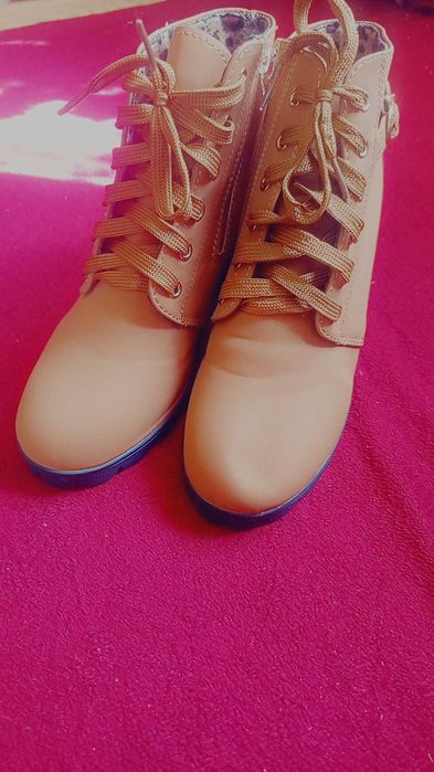 Дамски боти на ток