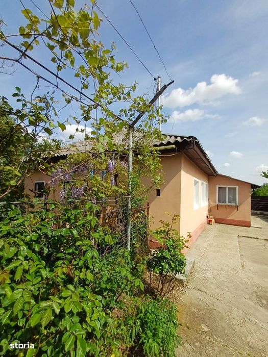 De vanzare casa cu suprafata construita 92mp si curte de 584mp