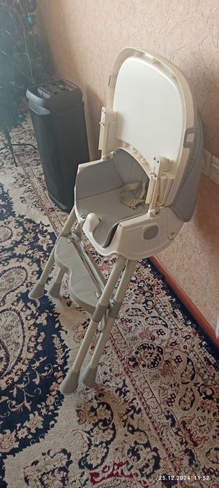 Детский столик для кормления ребенка