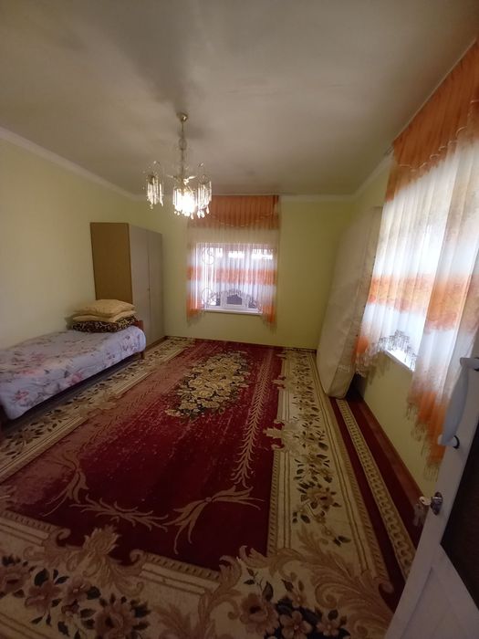 Срочно продается участок в Чирчике 1 азочик 6 соток 3 ком и пристройка