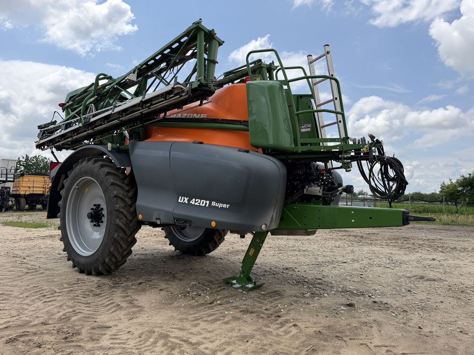 Sprayer / masina / instalatie erbicidat Amazone UX 4201 SUPER  de TOP, full dotata, 2023, latime 28 m