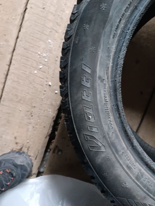 Резина зимняя бу три балона четвертый негодный