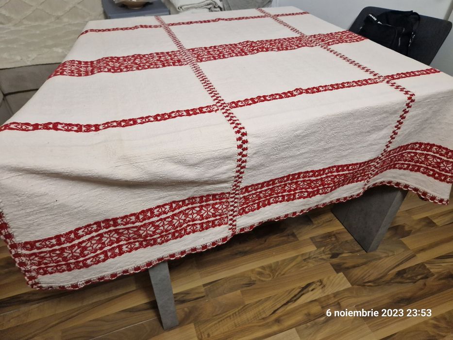 Fata de masa traditionala țesuta la razboi