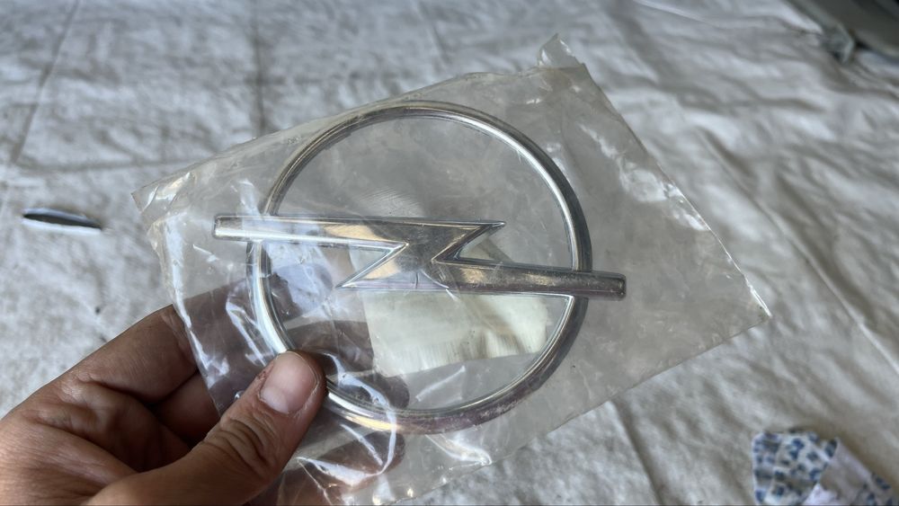 2 броя Емблема Opel Astra нова