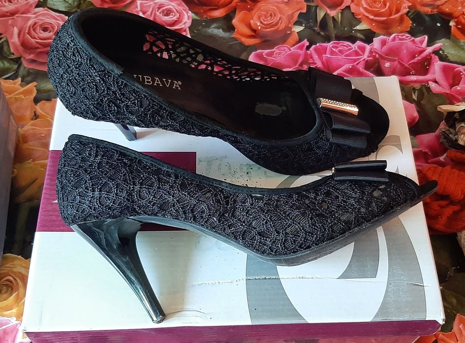 Туфли женские, красные и чёрные.