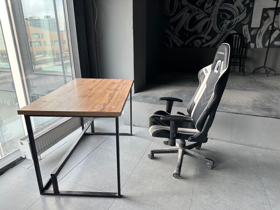 Кресло компьютерное и стол для компьютера