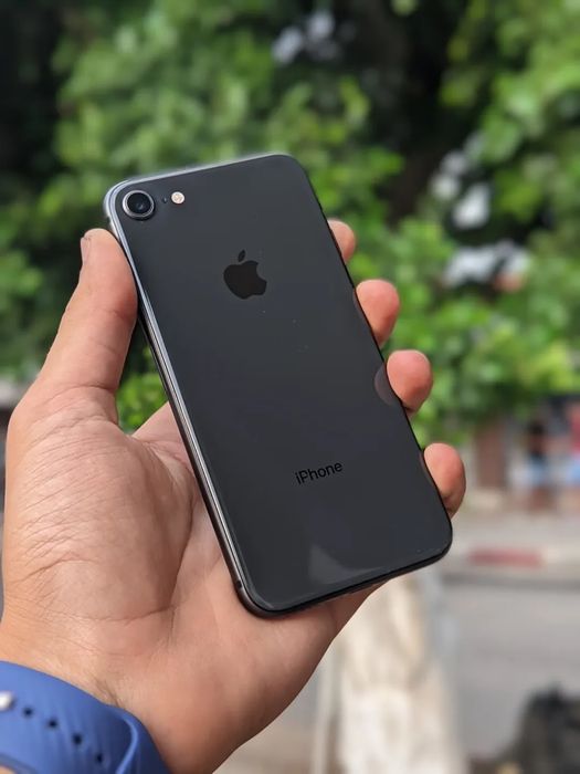Iphone 8 srochna sotiladi!