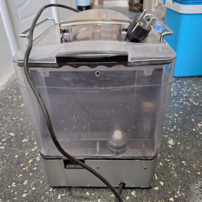 Продавам кaфе автомат Saeco Incanto!