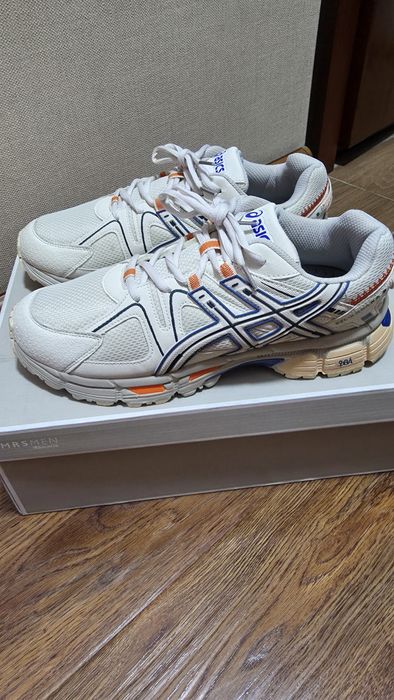 Кроссовки от мирового бренда "Asics"