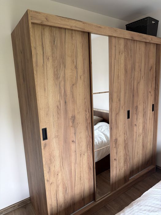 Dulap Jisk cu usi glisante.