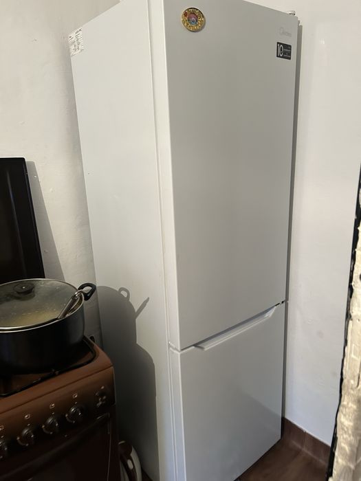 Продается современный двухкамерный холодильник Midea.