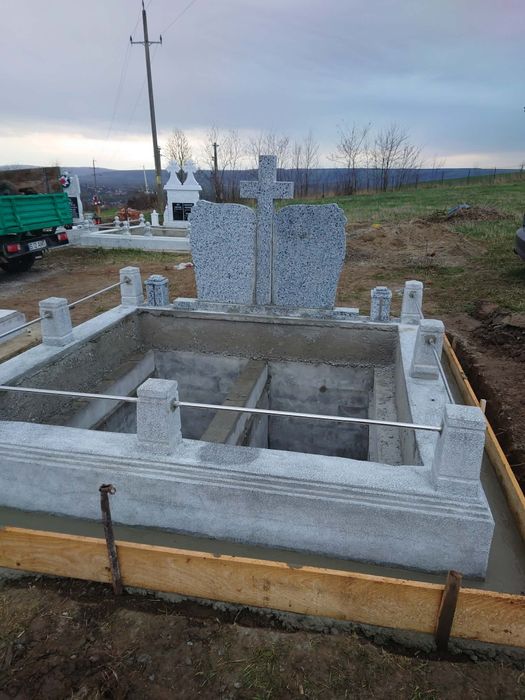 Cu respect și atenție la detalii, realizez monumente funerare și morminte personalizate, menite să păstreze vie amintirea celor dragi.

Fiecare lu