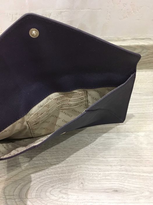 DKNY клъч портфейл в бежаво и лила