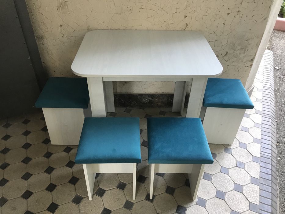 Продаётся новый  кухонный стол  4 табурет