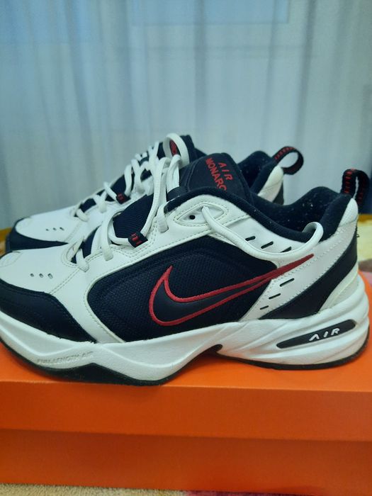 Vand adidași Nike