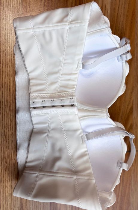 Топ бял с 3Д цветя