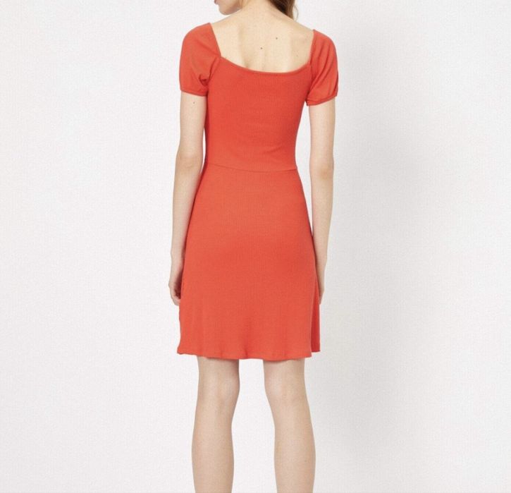 Продам новое платье с этикеткой.