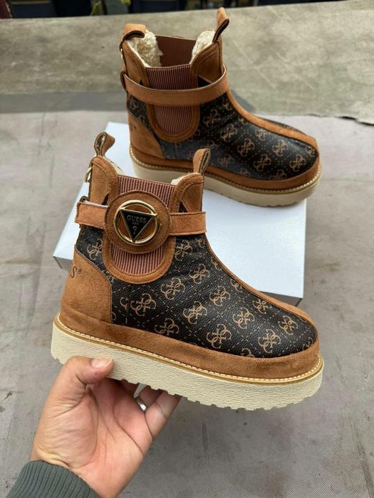 Adidași și ugg-uri