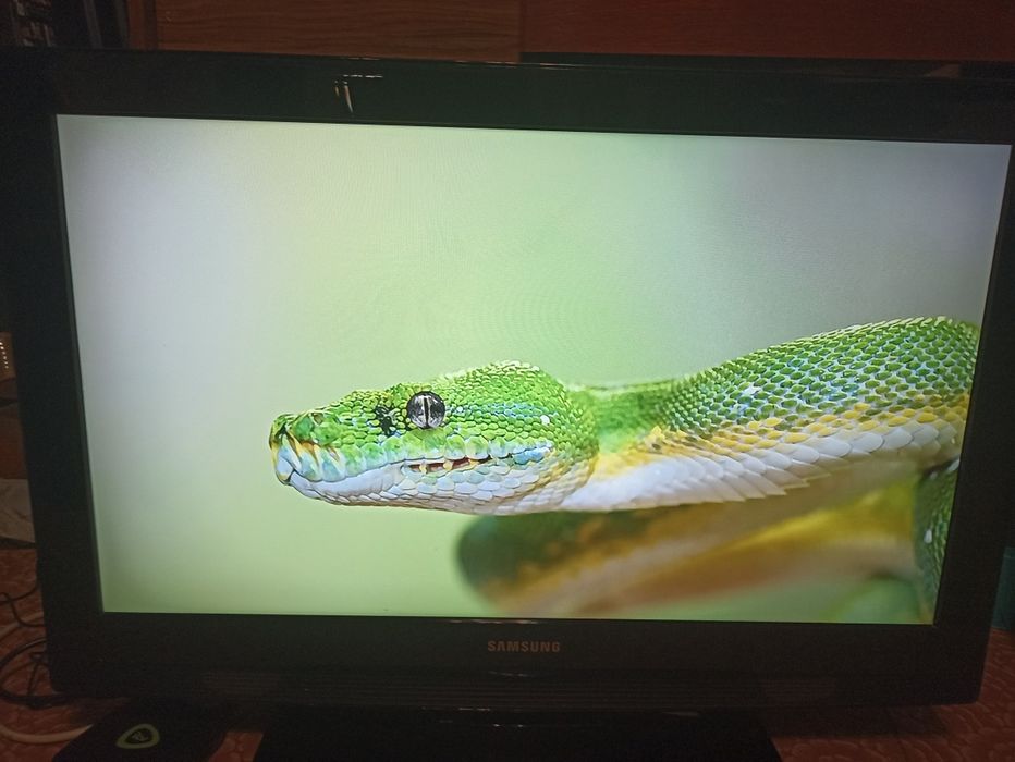 Samsung 32"  + smart box.