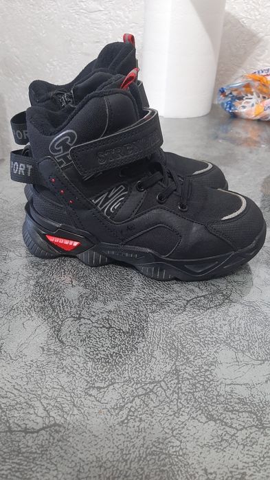 Продам ботинки на мальчика 30 размер  демисезон