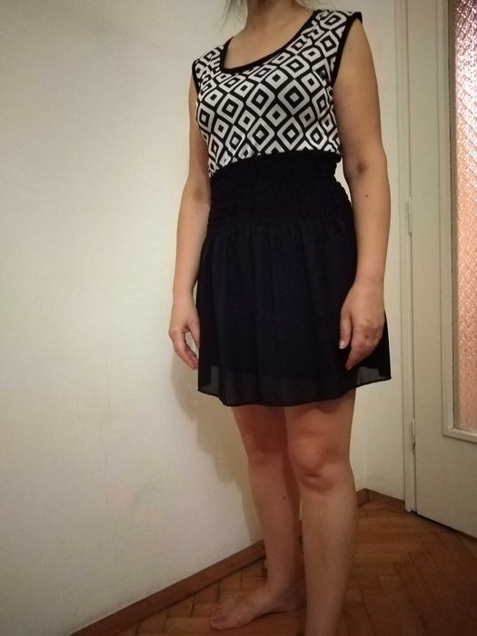 Къса рокличка в бяло и черно
