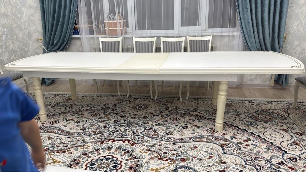 Стол 3 метра,еще удленяется на 4,5 метра со стульями, почти новые