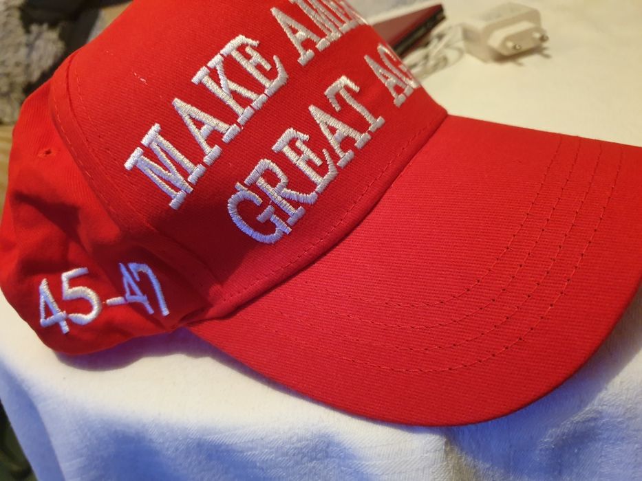 Doua șepci Trump 2024