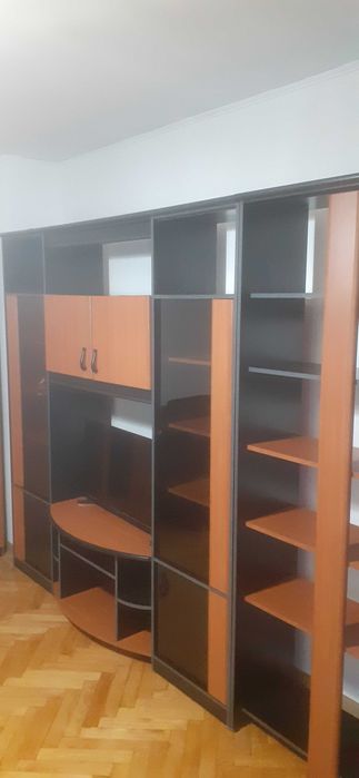 Vând biblioteca si dulap. Mobilierul este în stare foarte bună.