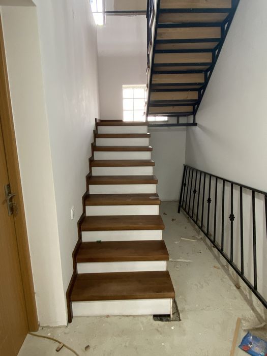 Trepte lemn pe schelet metalic