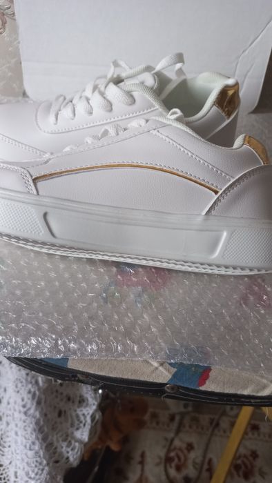 Продам кросовки белые.