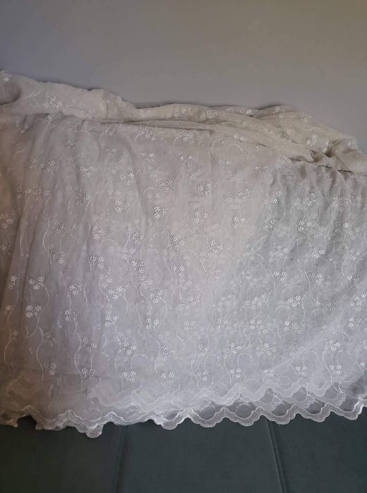 Чаршафи.Покривки за легло.Бели  копринени плътни завеси.