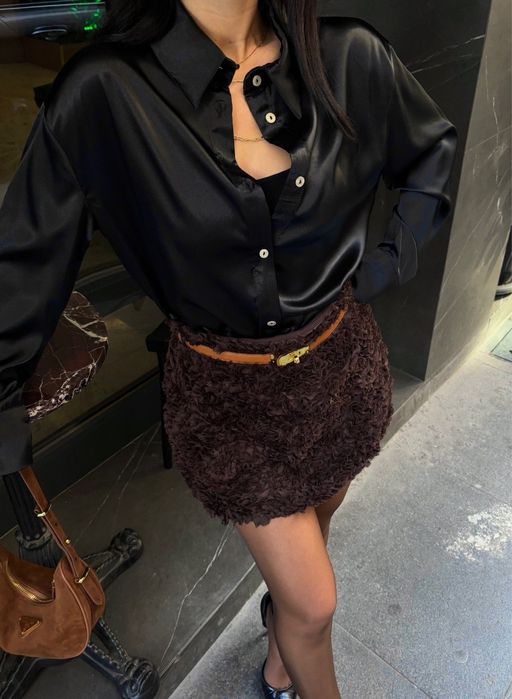 Изчистена сатенена риза налична в размер  S/M/L/XL