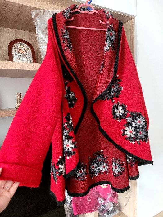 Cardigan rosu din lână cu motive florale