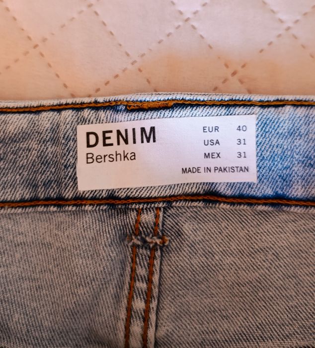Накъсани дънки Bershka