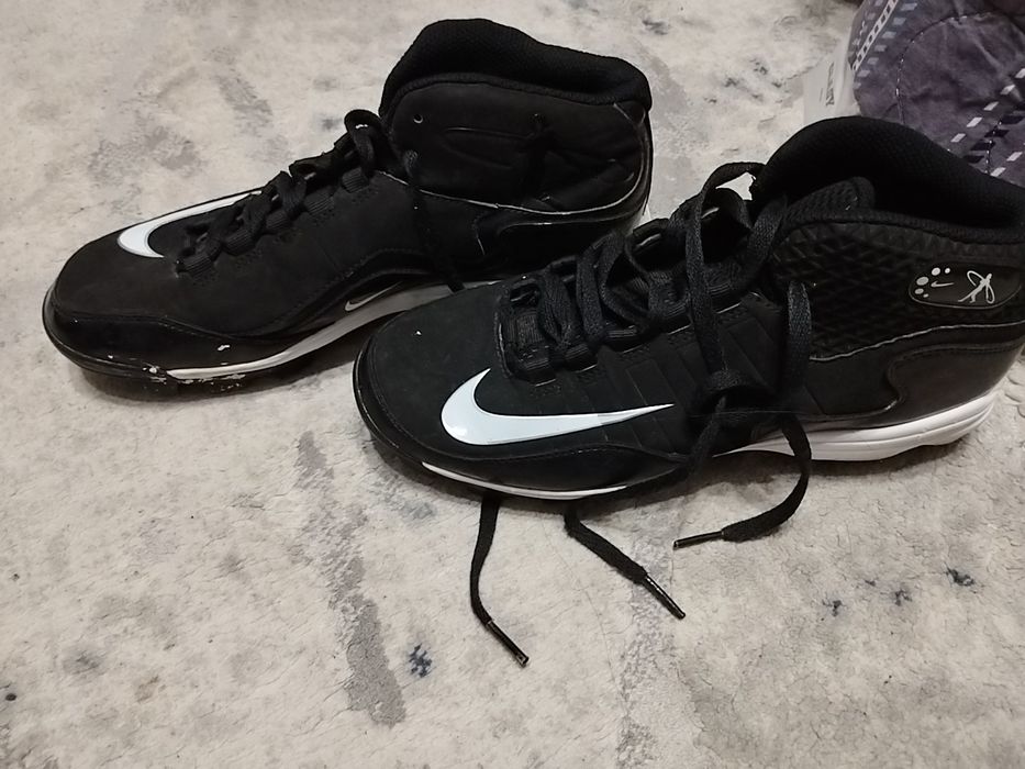 Бутсы в отличном состоянии / Ajoyib holatda qora botinkalar, butsilar